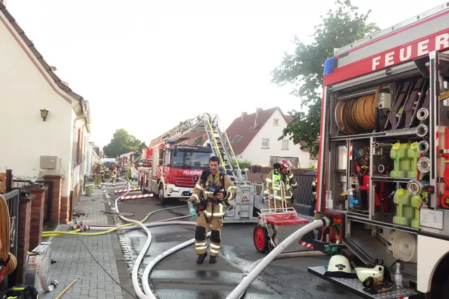 Insgesamt waren 32 Einsatzkräfte der Berufsfeuerwehr sowie der Freiwilligen Feuerwehr vor Ort. Während des Einsatzes wurden weitere Einheiten nachalarmiert. | Foto: Feuerwehr Kaiserslautern
