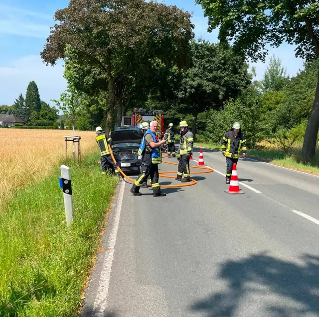 Die Feuerwehr Schermbeck rückte innerhalb kurzer Zeit zu zwei Einsätzen aus: In der Nacht blockierte ein umgestürzter Baum einen Pkw, am Samstag brannte der Motorraum eines Autos am Postweg. | Foto: Feuerwehr Schermbeck