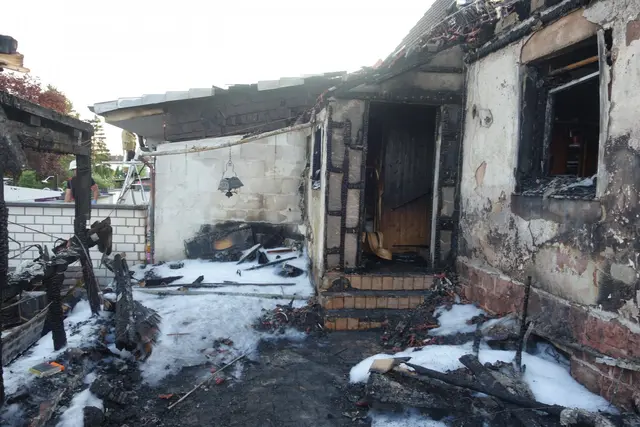 Insgesamt waren acht Trupps unter schwerem Atemschutz im Einsatz. Nach rund vier Stunden konnten die Löscharbeiten beendet werden. | Foto: Feuerwehr Kaiserslautern