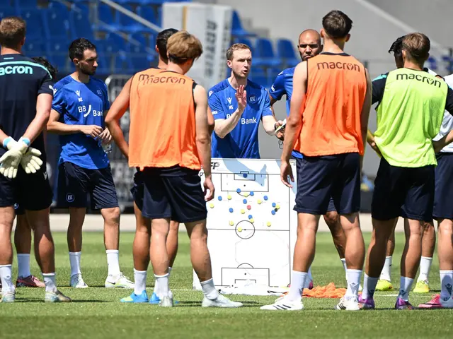 Erstes Training beim KSC für Neu-Coach Maximilian Senft (Mitte) | Foto: Uli Deck/dpa
