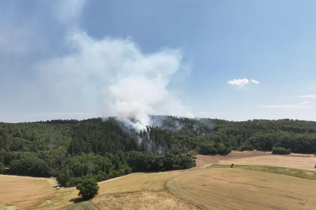 Das Feuer wütet in einem schwer zugänglichen Gebiet, in dem zudem Munition liegt.  | Foto: Thomas Frey/dpa