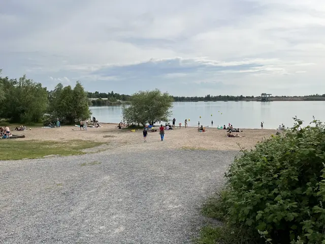 Nach der Anfahrt mit dem Auto, dem Fahrrad oder Bus und Bahn findet man schnell ein Plätzchen am kühlen Nass des Badesees. Im südlichen Teil des Baggersees sind Bagger und Fließbänder im Einsatz und gut zu sehen. | Foto: Thorsten Kornmann