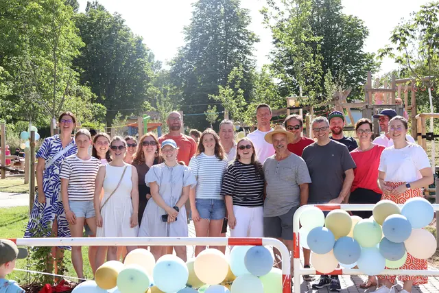Egal ob Planungsbeteiligte, Bürgerinnen und Bürger oder Ortsvorsteherin Carina Langer (links) und Beigeordnete Lena Dürphold (rechts): Die Freude über den neuen Spielplatz in Mörzheim ist bei allen groß.  | Foto: Stadt Landau