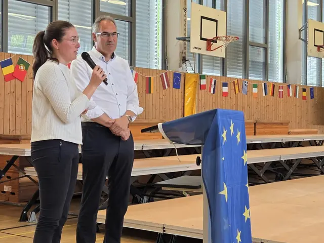 Lena Dürphold und Dietmar Seefeldt gratulierten den Preisträgerinnen des Europäischen Wettbewerbs aus Stadt und Landkreis in der Turnhalle des MSG in Landau persönlich | Foto: Marion Beygo