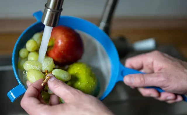 Obst richtig waschen: Obst mit Natronlauge zu waschen bringt nichts und kostet nur Geld. Auch der Geschmack kann darunter leiden. Wasser reicht meist aus. | Foto: dpa