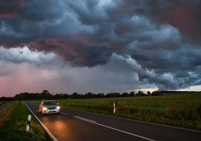 Unwetter im Anmarsch: Nun ist höchste Aufmerksamkeit gefragt. | Foto: dpa