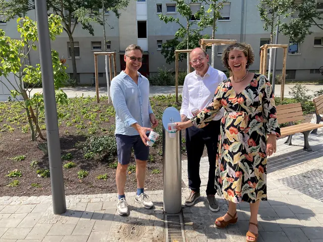 Auf dem neuen Quartiersplatz in T4 gibt es Sitzbänke, Grünflächen und einen Trinkwasserspender für eine Pause in der Innenstadt. | Foto: Stadt Mannheim