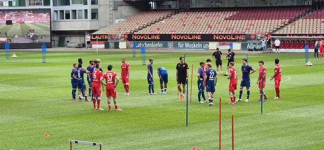 Rund 1.000 Fans verfolgten im Fritz-Walter-Stadion den Trainingsauftakt des 1. FC Kaiserslautern. | Foto: Jörg Kusche/WSB/gratis