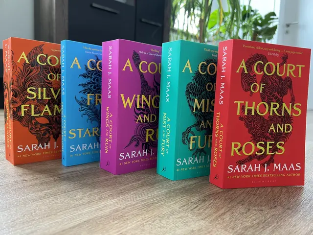 Das Reich der sieben Höfe von Sarah J. Maas ist im englischen Original unter "A Court of Thorns and Roses" und den darauffolgenden Bänden erschienen. | Foto: Laura Braunbach
