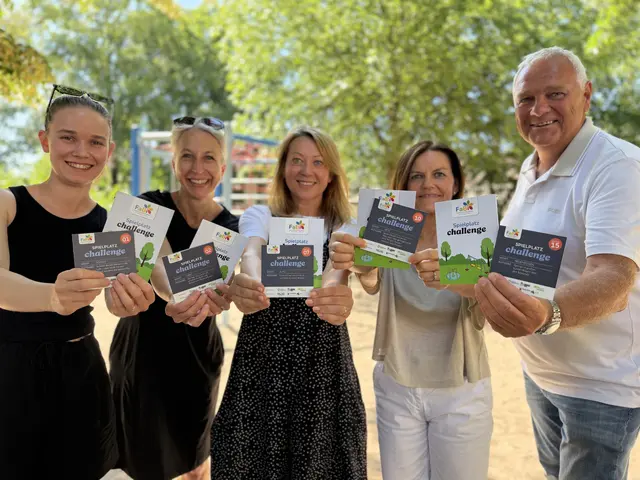 Freuen sich über die neue Spielplatz-Challenge für Kinder: (von links) Nele Jacob-Pallmann (FaBi Geschwister-Schull-Schule), Bewegungsmanagerin Jennifer Höning, Tatjana Wedmann (FaBi Luitpoldschule), Petra Müller-Weisenauer (Rektorin der Luitpoldschule) und Thomas Bauer (Vorstand der Bau AG). Gemeinsam stellten sie das Ferienangebot rund um die Luitpoldschule vor | Foto: Bau AG/gratis
