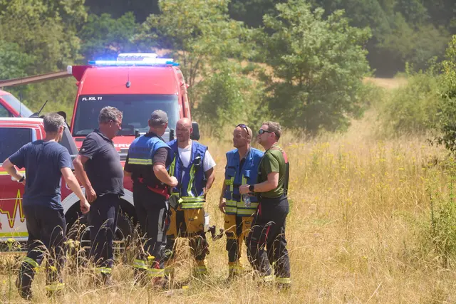 Es ist ein schwieriger und langwieriger Einsatz für die Feuerwehr.  | Foto: Thomas Frey/dpa