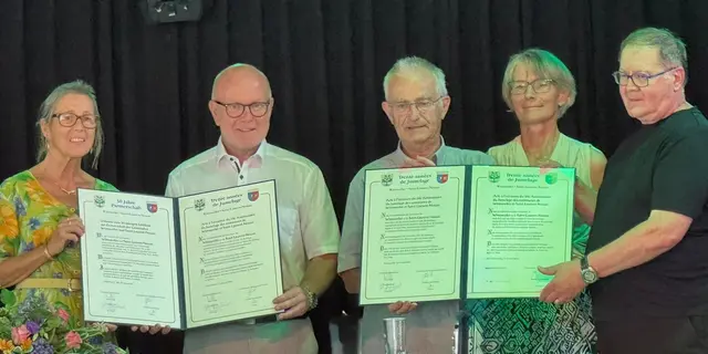 Unterzeichnung der Urkunde zum 30-jährigen Jubiläum durch die Gemeindevertreter und die Vorsitzenden der Freundeskreise
Von links: Birgit Bernhard, Rudolf Jacob, Jean-Pol Croteau, Gabriele Linzert, Jean-Pierre Gentillet 
 | Foto: G. Reifferscheidt