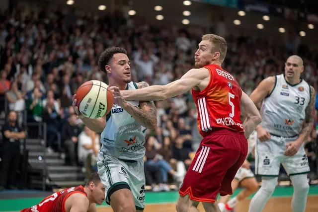 Nolan Adekunle (l.) verlässt die Basketball-Bundesliga und Trier. (Archivbild) | Foto: Harald Tittel/dpa