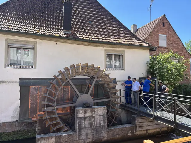 Stadtbürgermeister Holger Zwick (weißes Hemd) lässt sich von Metallbauer Hermann Loreth die Montage erklären. | Foto: Bastian Meyer