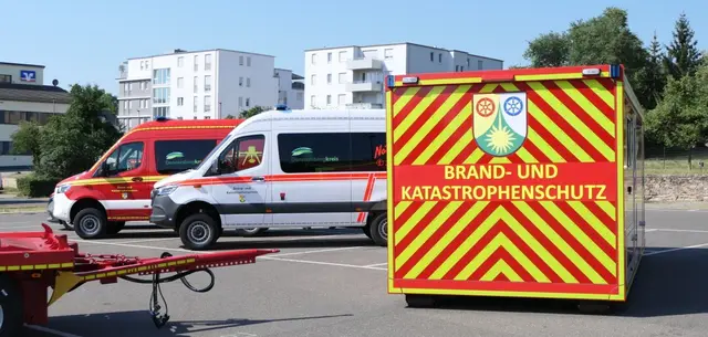 Einen neuen Einsatzleitwagen für die Technische Einsatzleitung, einen Abrollbehälter für das Veterinäramt und ein Fahrzeug für die Drohneneinheit Donnersbergkreis wurden in Dienst gestellt | Foto: Kreisverwaltung Donnersbergkreis