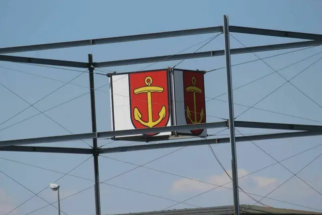 Zwei Autokrane heben das Stadtwappen vom Dach, während die Abrissvorbereitung läuft. | Foto: Charlotte Basaric-Steinhübl