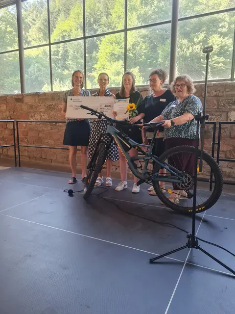 Mit der Übergabe von 5000 Euro an den ambulanten Kinder- und Jugendhospizdienst Rückenwind fand die dreiwöchige Fahrrad-Spendenaktion von Sarah Hertle (Mitte) ihren erfolgreichen Abschluss | Foto: Monika Feddeck/gratis