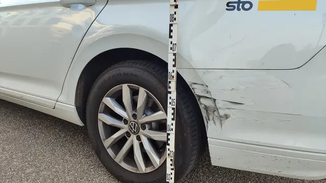 Ein schwarzer VW Beetle hat in Merzalben einen weißen VW Passat gestreift und ist anschließend weitergefahren. Die Polizeiinspektion Waldfischbach-Burgalben sucht Zeugen der Unfallflucht. | Foto: Polizeiinspektion Waldfischbach-Burgalben