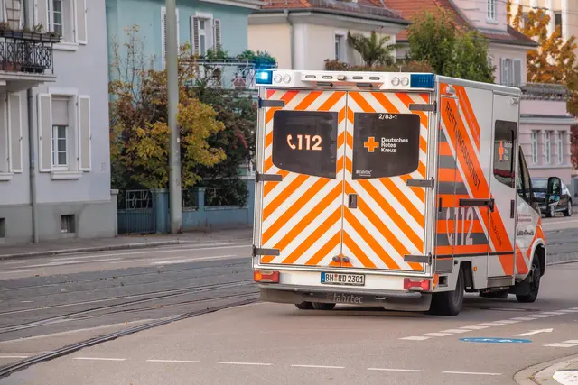 Ein 58-Jähriger griff in Karlsruhe einen Notfallsanitäter und später auch einen Polizeibeamten an. Der Mann, der sich mutmaßlich in einem psychischen Ausnahmezustand befand, wurde anschließend in ein Krankenhaus und danach in eine psychiatrische Einrichtung gebracht. | Foto: Paul Needham