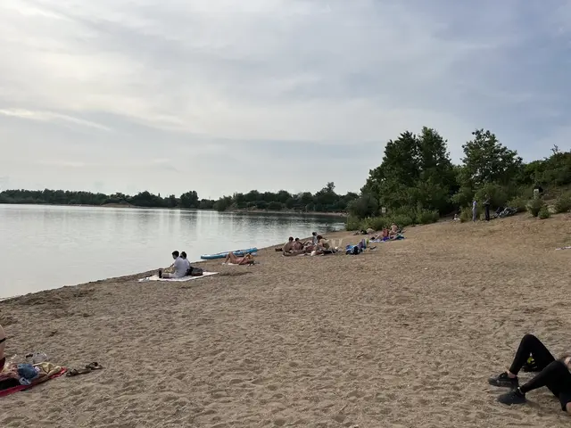 Der Sandstrand zieht sich am Baggersee vom östlichen bis zum westlichen Ufer entlang.  | Foto: Thorsten Kornmann