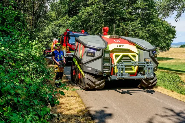 Aus dem Kreis Vechta in Niedersachsen kam der Löschroboter per Tieflader.  | Foto: Thomas Frey/dpa