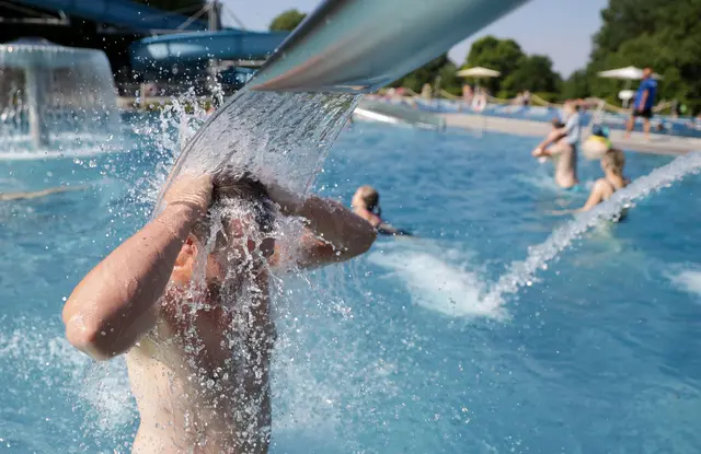 In einem Freibad wurden zwei Frauen sexuell belästigt. (Symbolfoto) | Foto: Thomas Warnack/dpa