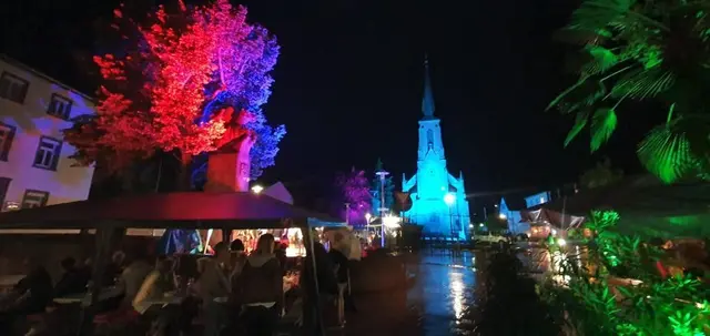 Besucher werden auch in diesem Jahr  das besondere Ambiente vor der Kirche  St. Martin genießen. | Foto: Werbekreis Bad Bergzabern