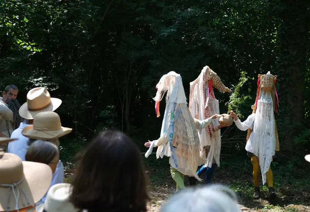 Wer im Sommer im Wald unterwegs ist, kann bei einem Theaterspaziergang Szenen zwischen den Bäumen erleben. | Foto: KV SÜW