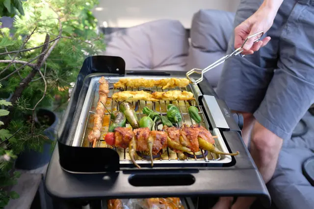 Grillen im Garten und auf dem Balkon: Rücksichtnahme ist wichtig. Auf dem Balkon daher lieber Gas- oder Elektrogrills nutzen.  | Foto: dpa