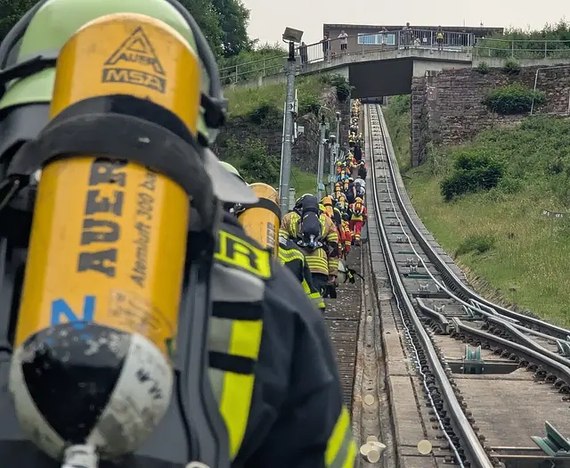 In voller Ausrüstung und bei Hitze geht es Stufe für Stufe nach oben: Elf Feuerwehrleute aus Karlsruhe haben sich beim Stäffeleslauf in Bad Wildbad gemessen. | Foto: | Freiwillige Feuerwehr Karlsruhe Abteilung Grötzingen