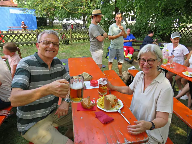 Jörg und Ulrike Unger aus Böhl-Iggelheim mit Jazzy Cheese-Burgers + Bratwurst, alles sehr lecker | Foto: Brigitte Melder
