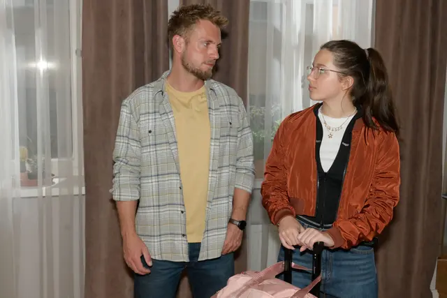 Paul (Niklas Osterloh) und Kate (Zoé Baillieu) in einer Szene aus GZSZ. Kate gerät im Streit um den Jugendclub immer stärker in den Mittelpunkt.