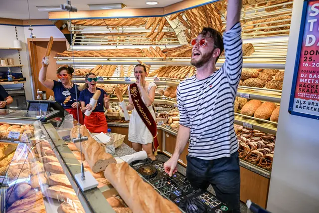 Die Stimmung ist ausgelassen, wenn der französiche «DJ Baguette» auflegt.  | Foto: Jason Tschepljakow/dpa