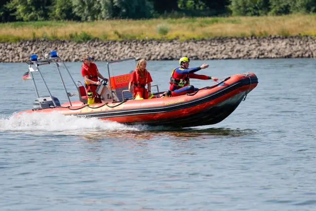 Rettungskräfte hatten bereits am Sonntag den See abgesucht. (Symbolbild) | Foto: Thomas Banneyer/dpa