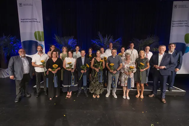 Gruppenfoto der geehrten Mitglieder der Gesellenprüfungsausschüsse in Rheinland-Pfalz und im Saarland | Foto: KD Busch/SWAV/gratis