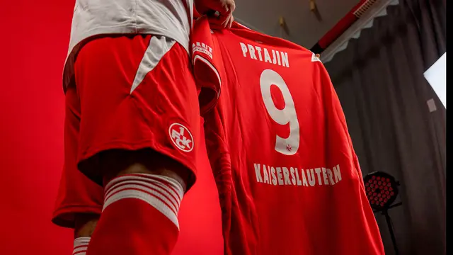 Ergänzt wird das Design durch die Schriftzüge "Betze" und "Lautre". Weiße Schultern sowie rot-weiße Bündchen setzen zusätzliche Akzente. | Foto: 1. FC Kaiserslautern