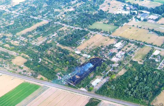Der Vegetationsbrand zwischen Mußbach und Haßloch am 26. Juni 2026 breitete sich aufgrund der Trockenheit rasch aus und griff auf mehrere Gartenhäuser über. Betroffen waren rund 12.000 Quadratmeter. | Foto: Feuerwehr Haßloch