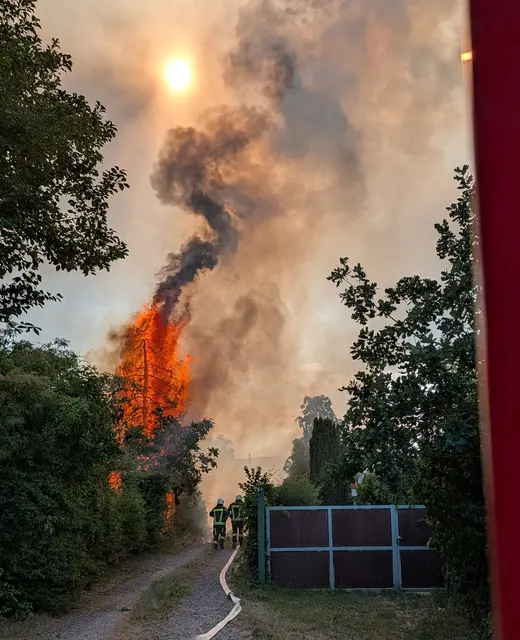 Die Löscharbeiten gestalteten sich wegen der Hitze, der Trockenheit und der engen Zufahrtswege besonders schwierig.  | Foto: Feuerwehr Haßloch