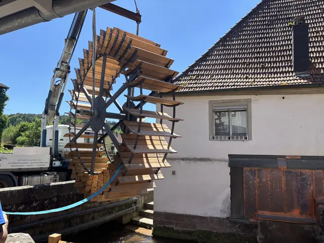 Das "neue" Mühlrad schwebt förmlich an seine alte Wirkungsstätte zurück. | Foto: Bastian Meyer