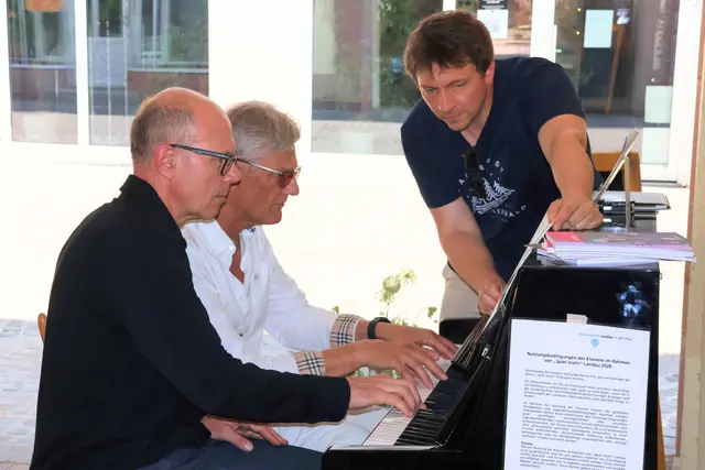 Wer durch Landaus Innenstadt schlendert, kann an öffentlichen Klavieren spontan ein paar Töne spielen. Oberbürgermeister Dominik Geißler und Künstler Thomas Sedlmayr, unterstützt durch Adrian Rinck, Leiter der Kreismusikschule Südliche Weinstraße, mit der »Jazz Suite for Piano Duet« von Mike Cornick.  | Foto: Stadt Landau