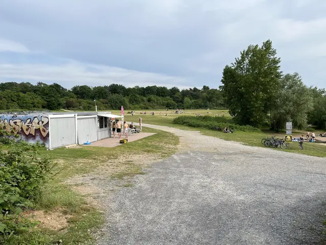 Der Parkplatz befindet sich gleich hinter der Böschung am Rande der Liegewiese. Zum Epplesee selbst sind es nur ein paar Schritte. | Foto: Thorsten Kornmann