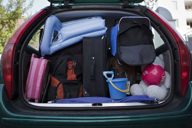 Urlaubsauto richtig beladen: Reinstopfen was irgendwie reinpasst ist keine gute Idee. Das zulässige Gesamtgewicht des Autos darf nicht überschritten werden. | Foto: dpa