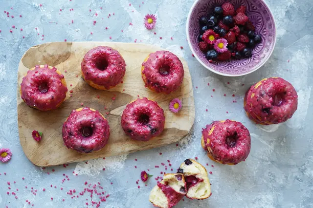 Mini-Guglhupfe mit Beerenguss passen wunderbar in die Beerensaison. Was man aber niemandem verraten muss: Sie sind mit TK-Beeren gemacht - das bekommt Textur und Farbe noch besser. | Foto: dpa