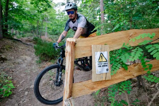 Für Mountainbiker gibt es gekennzeichnete Strecken für ihre Touren. (Archivbild) | Foto: Uwe Anspach/dpa