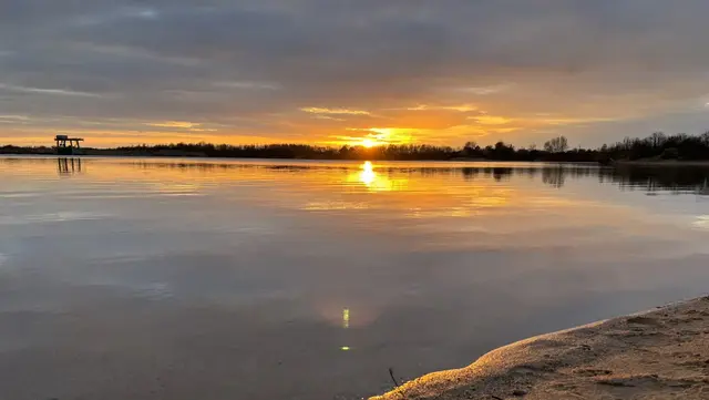 Epplesee Karlsruhe: Abends wird es ruhig am Wasser. Tagsüber strömen die Badegäste nur so zu dem beliebten Ausflugsziel. | Foto: Thorsten Kornmann