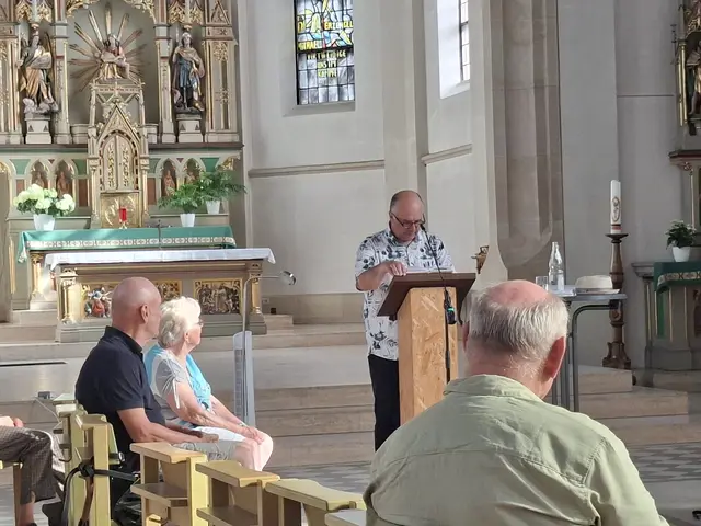 Michael Konrad erweckt Dannde Liesel zum Leben - bei 40 Grad in der katholischen Kirche in Harthausen | Foto: Stefan Keller