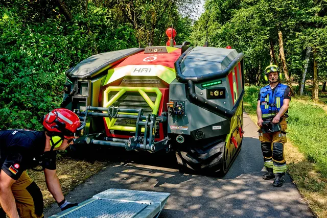 Der im Kreis Bad Kreuznach eingesetzte Löschroboter ist für Arbeiten in schwer zugänglichem Gelände geeignet.  | Foto: Thomas Frey/dpa