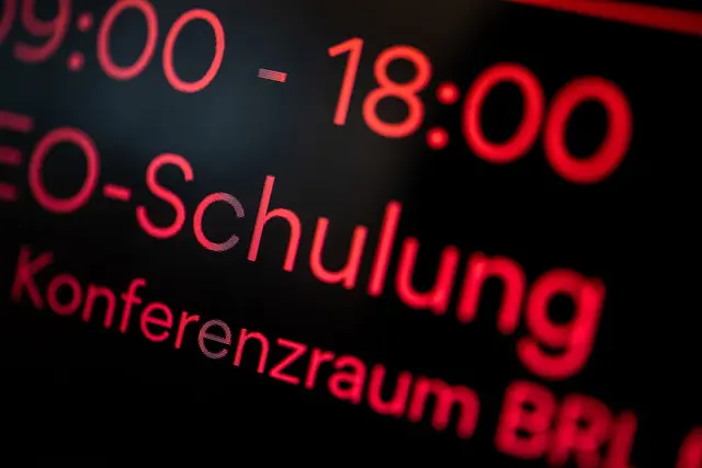 Der Arbeitgeber muss den Arbeitnehmer für alle Fortbildungen, die er angeordnet hat, freistellen und bezahlen. | Foto: dpa