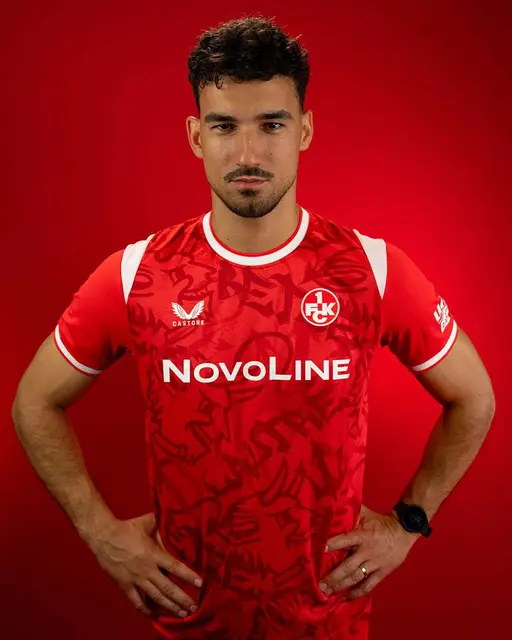 Ivan Prtajin mit dem neuen Heimtrikot des 1. FC Kaiserslautern für die Saison 2026/27 | Foto: 1. FC Kaiserslautern