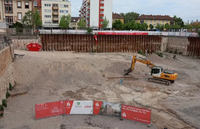 Sperrung und Baustelle in Landau: Nachts ist die Ostbahnstraße zeitweise voll gesperrt, weil am Neubau die Bodenplatte gegossen wird | Foto: Archivbild: Stadt Landau